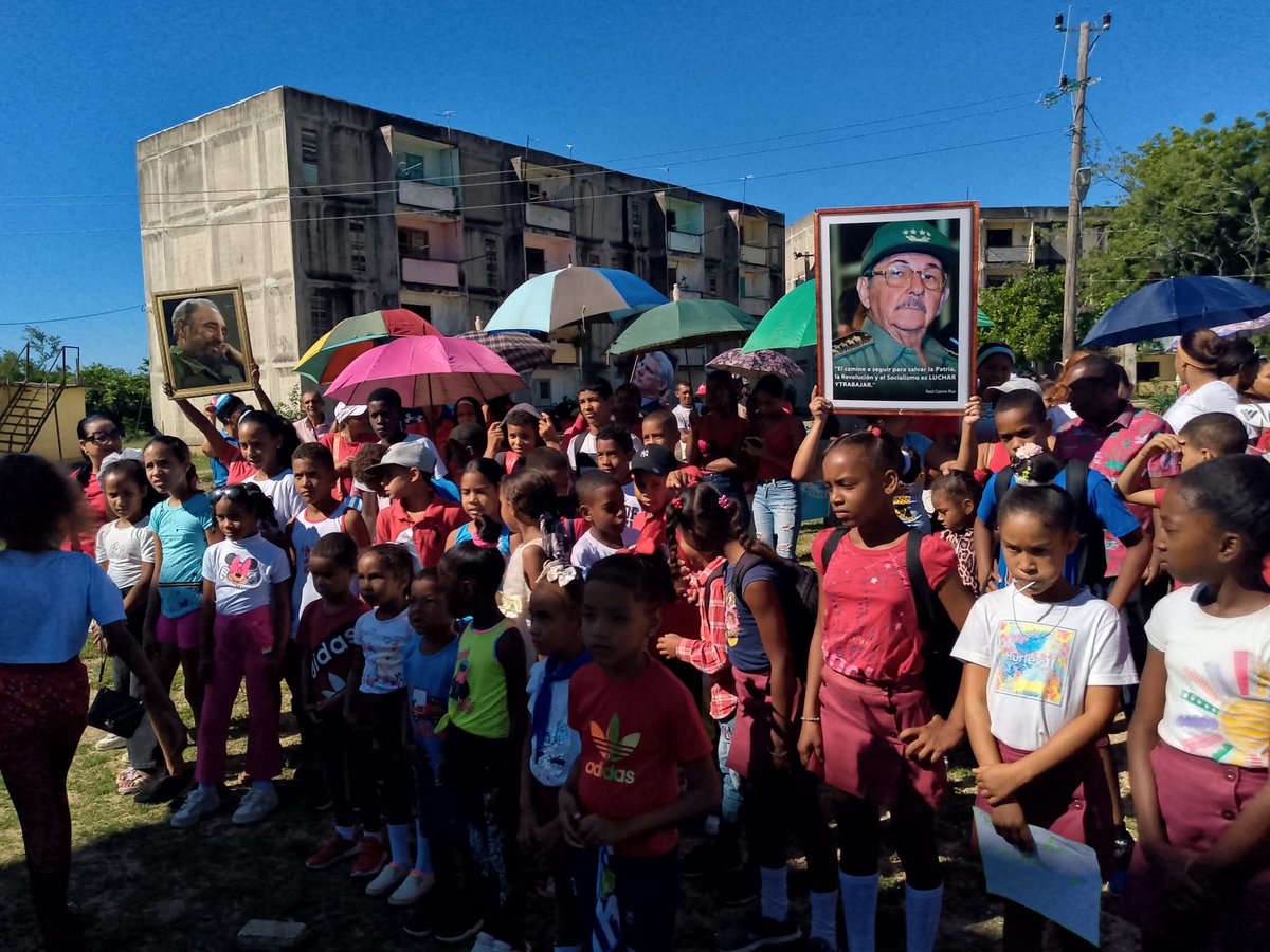 NFrometa39398's tweet photo. #LaPatriaSeDefiende 
Se efectúa el acto por el Primero de Mayo en la demarcación donde actúa el CP El Silencio, municipio Niceto Pérez, provincia Guantánamo con los educadores y educandos de la IE Angel Guerra como protagonistas,con la convicción que la Patria se defiende. https://t.co/MBZiqg8DmP