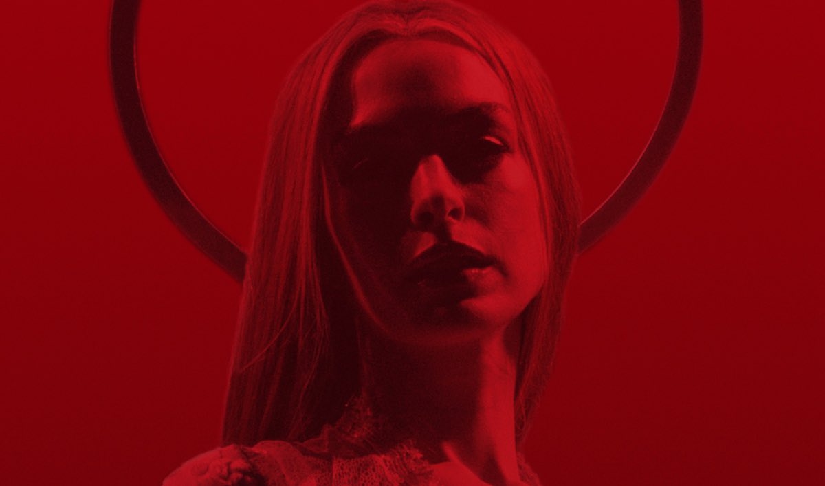 v1llaintina's tweet image. if you are a gay, a woman or both please go watch Anne Hathaway queen out #MotherMary #A24