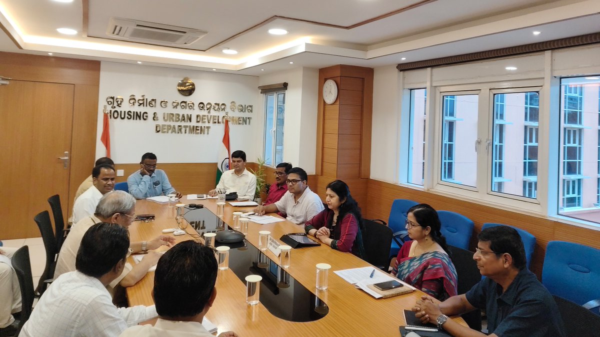 HUDDeptOdisha's tweet photo. A forward-looking engagement with Shri O. P. Agarwal, Hon’ble Member, Committee on Administrative and Governance Reforms, explored integrated planning—from legacy frameworks to future-ready visions. https://t.co/xxpqBtW6FT