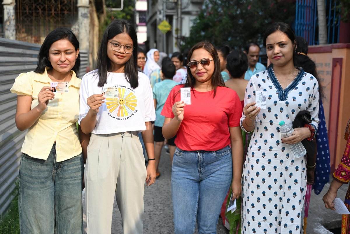 CEOWestBengal's tweet image. Young electors showcasing their voter card before start of Poll at North 24 Parganas district of West Bengal.
#WBLA2026 #Phase2
@ECISVEEP
@SpokespersonECI
@PIBKolkata
@airnews_kolkata
@DEO_N24Pgs