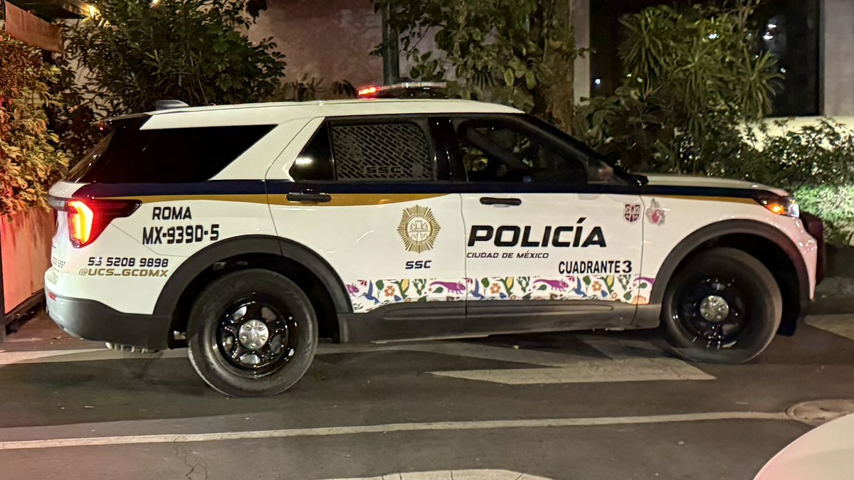 CHRISALVAREZMX's tweet photo. 4) el Vactor termina su trabajo y los policías se marchan sin hacer nada. 

Por más que uno quiera ayudarles, ellos no se ayudan a que se hable bien de la dependencia. De todos no se hace uno. 

Ojo: @UCS_GCDMX y los de tránsito ni sus luces.  Fin. https://t.co/9yIhQTeRVI