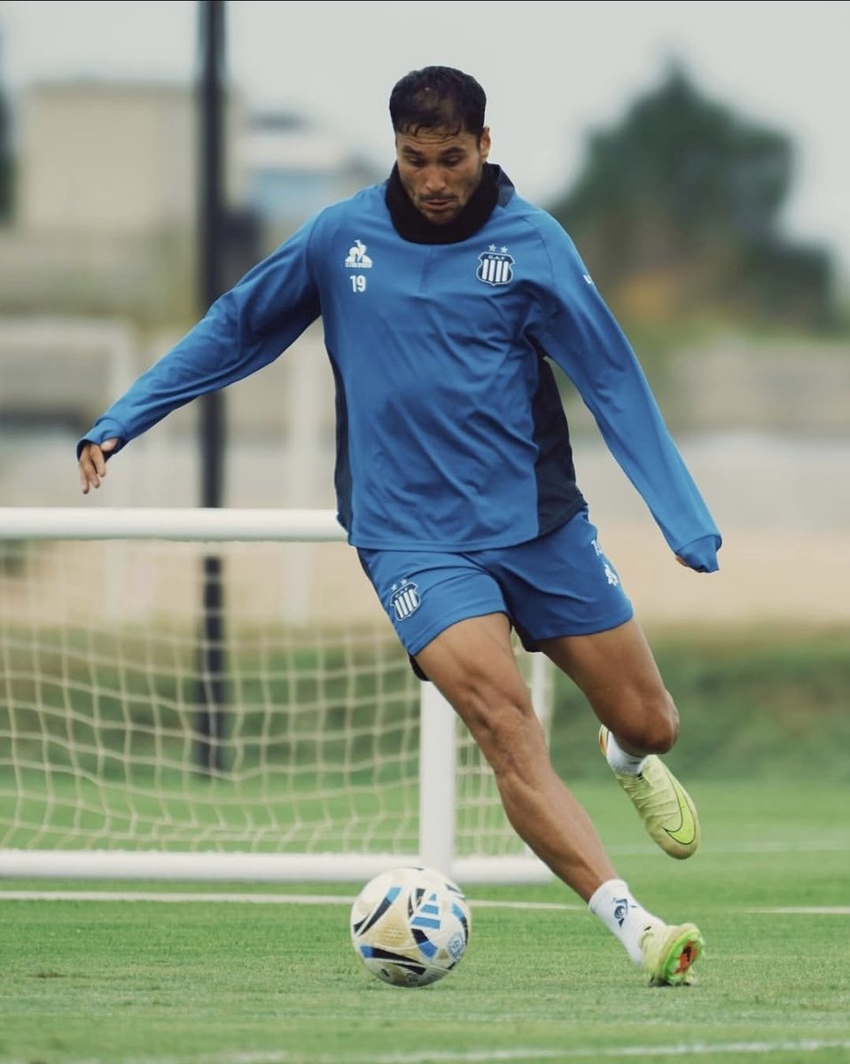 HGarcia_MundoD's tweet image. #Talleres. Fernández y Valoyes tienen sendas contracturas. Fueron buenas noticias porque no hubo desgarro. Define el DT Tevez, aunque ya mostró su preocupación en la conferencia de prensa post Estudiantes LP. Lo más probable es que vs. #Union sean Palomino y Depietri los relevos.