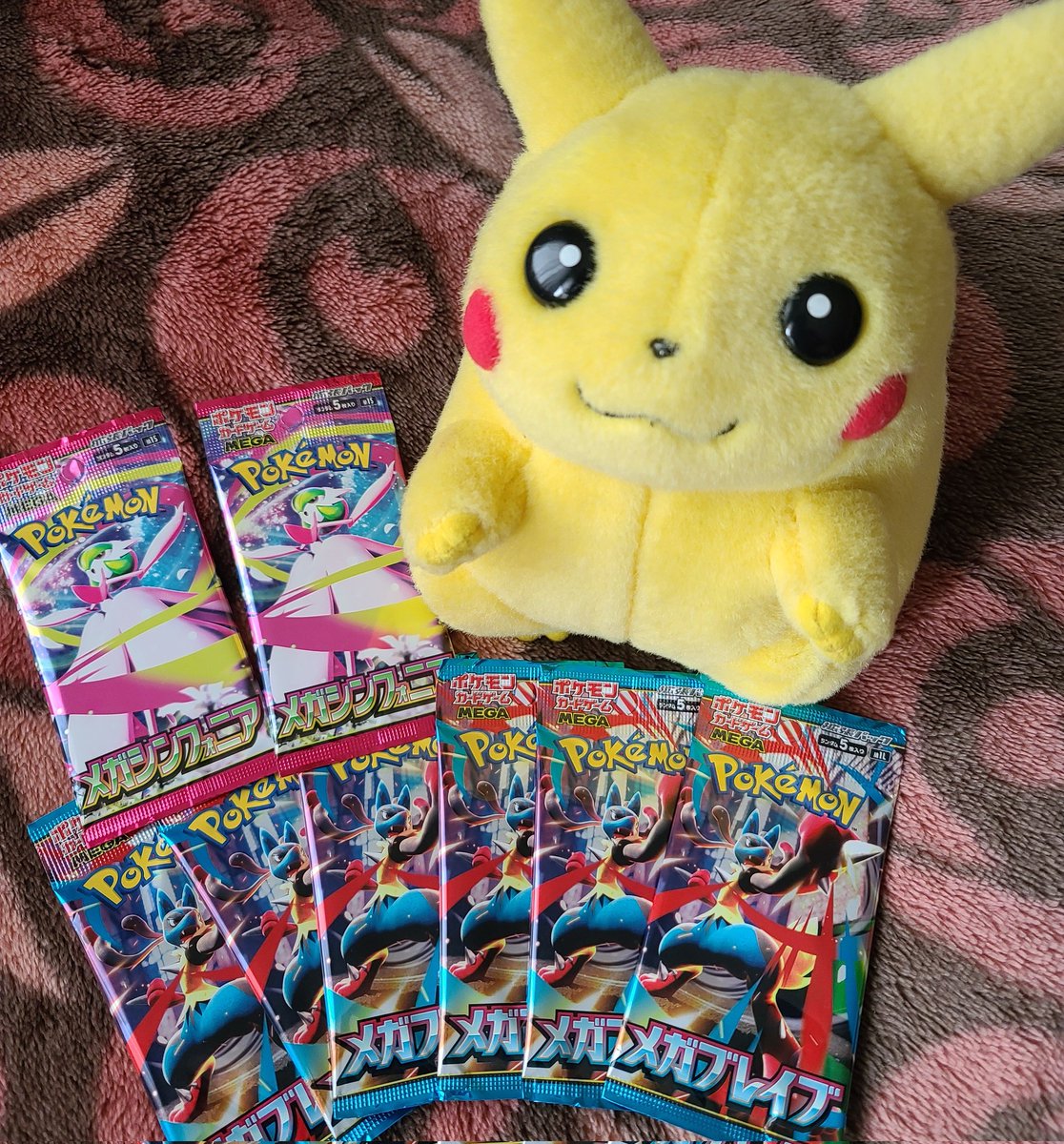 朝の買い出しをしながら 近くのファミリーマートで ポケモンカードを