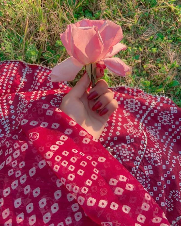 जब दुनिया की बदसूरती से सामना होता है
तो दुनिया की खूबसूरती मायने नहीं रखती।