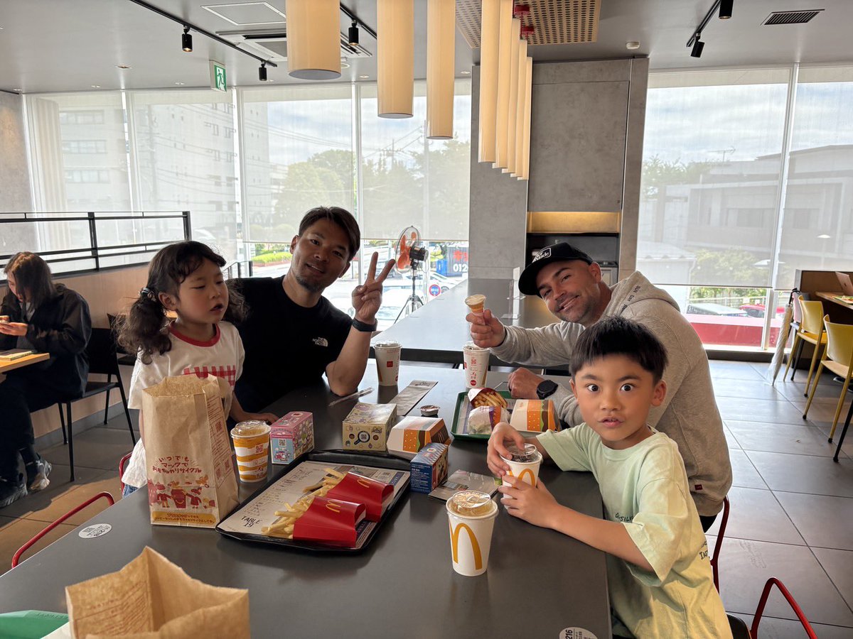 369High's tweet photo. 10年ぶりにジェームスに会ったよ☺️
子供達もお気に入りになってくれて！別れ際は悲しそうにしてたよ🤣 https://t.co/Uoe2VzxBjK