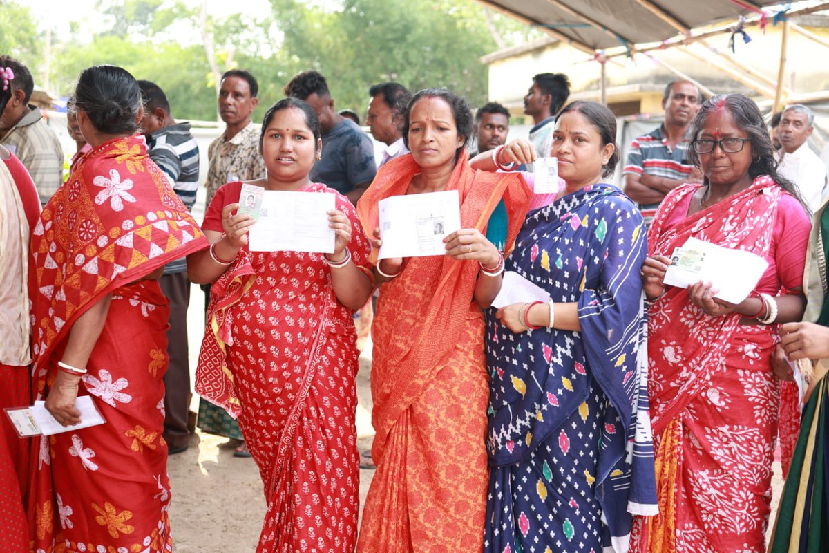 DEO_N24Pgs's tweet photo. Female voters showing their VIS and voter IDs with joy before casting their votes in 115 Rajarhat NewTown AC.
#WBLA2026
#SVEEP
#VoteForSure
#N24ParganasWillVote
@CEOWestBengal https://t.co/dJwv2BykMf