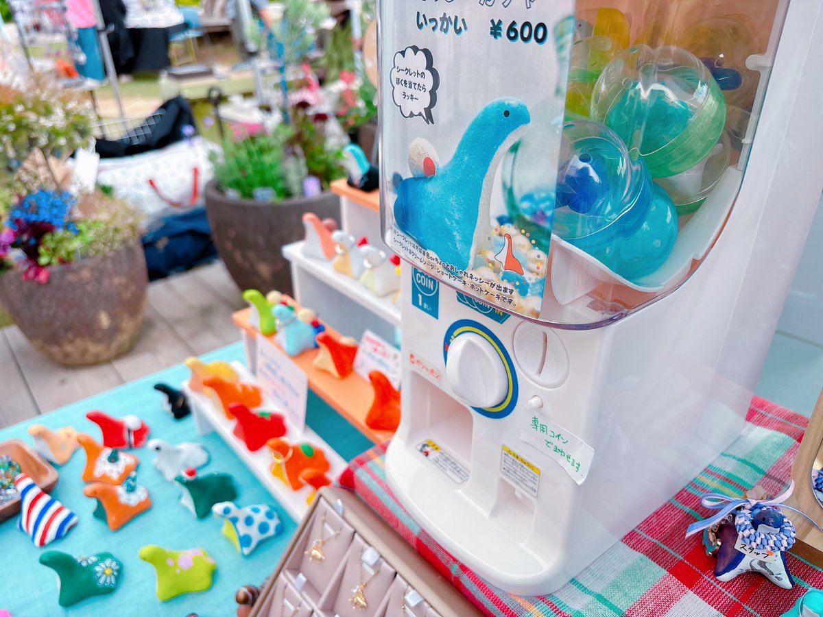 本日はフレスポ稲毛にてアートモールマルシェに参加しています🦕💨

ややお天気の心配があるので早めに終了になる可能性があります⛅️
遊びに来る際はお気をつけてお越しくださいませ！！

#ハンドメイドマルシェ 
#恐竜アクセサリー
#ネッシー 
#ARTMALLmarché 
#フレスポ稲毛