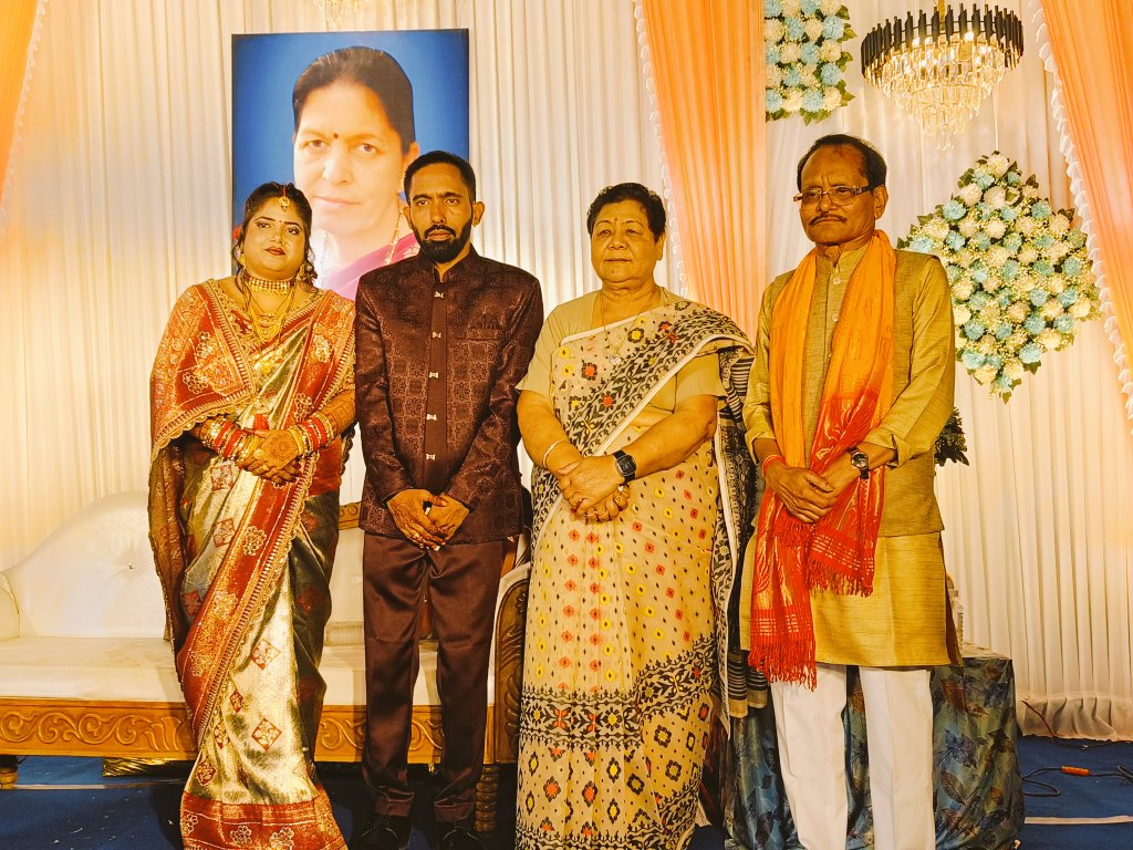 AnusuiyaUikey's tweet image. पूर्व जिला महामंत्री श्री राजू नरोटे जी के सुपुत्र के आशीर्वाद समारोह में शामिल हुए । नवदंपत्ति को सुखद वैवाहिक जीवन की शुभकामनाए।

ईश्वर से प्रार्थना है कि दोनों का दांपत्य जीवन प्रेम, विश्वास और खुशियों से परिपूर्ण रहे। 

#congratulations #chhindwara