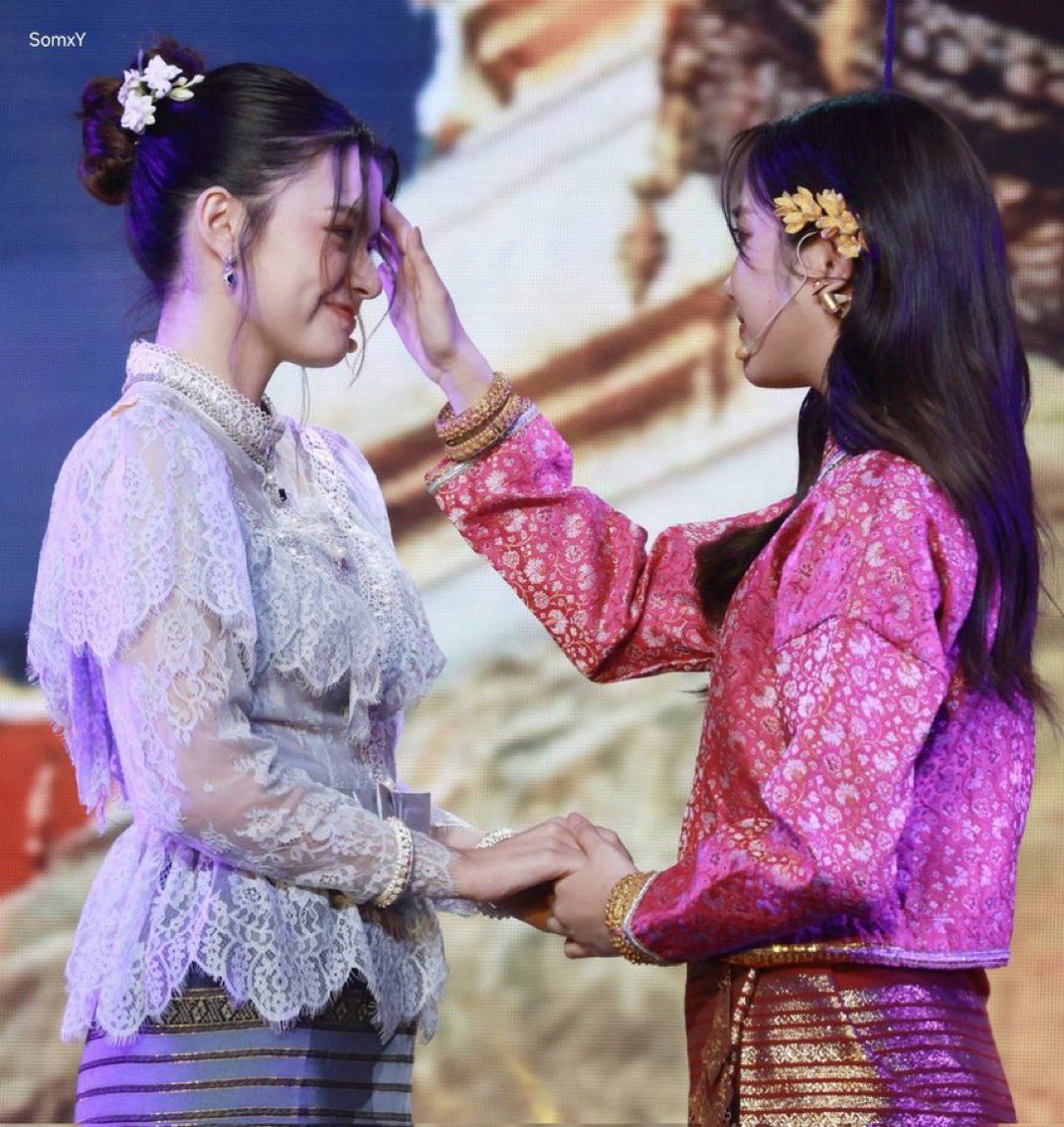 :)👩🏼‍🤝‍👩🏻