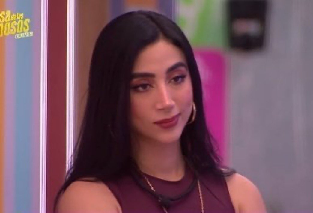 Acá esperando a que Alexa la prenda.

 #LaCasaDeLosFamososCol3