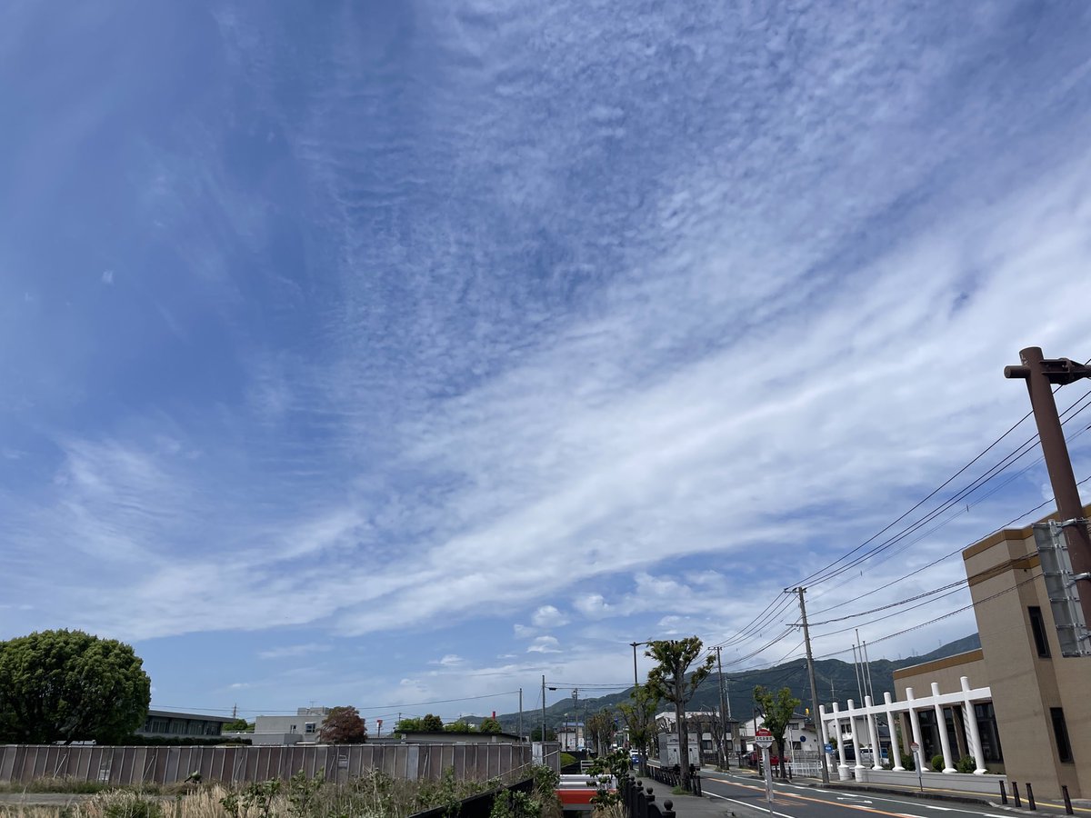 tsuchitoteto's tweet photo. ＃コーカサスの白墨の輪 鳥栖公演も無事に終了しました。鳥栖は晴香ちゃんの地元✨私は15年ぶりに再会出来た人がいたり（年賀状のおかげ🙌）［ばあちゃん新聞］に出会えたり、劇場の売店で美味しいミートパイを売る方々とお話しできたり、楽しい日々でした。東京を離れると山と距離が近くて嬉しい⛰️ https://t.co/dr2AneKUPq