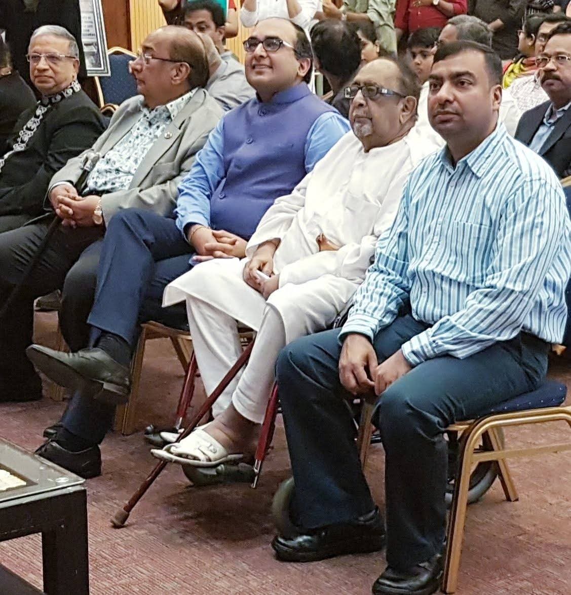MishraParantap's tweet photo. बाएं से दाएं #दुबईवाणिज्यदूतावास 
Left to right #IndianConsulateOfDubai
#परंतप_मिश्र #ParantapMishra
#भरतभाईशाह डायमंड किंग #BharatBhaiShah
महामहिनी राज्यपाल कतर #विपुलकुमार #VipulKumar
टेक्सटाइल किंग #वासु _श्रॉफ #VashuShroff https://t.co/BAfdNKDExS