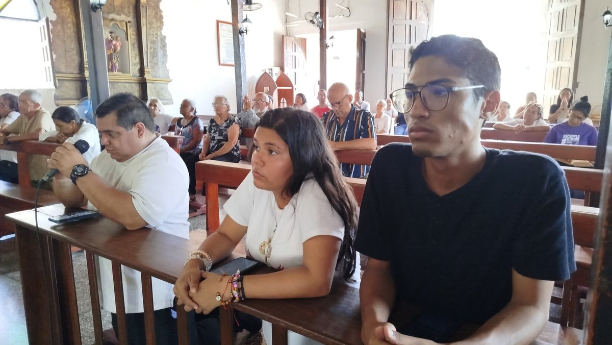 pfatimaplc's tweet photo. Hoy nuestra #ParroquiaFátima se hizo presente en las #40Horas de Adoración en Pozuelo. Dos horas de silencio, alabanza y encuentro real con Jesús.
Seguimos rumbo al Corpus Christi del Arciprestazgo San Ambrosio. ¡Nos vemosñ 6 de junio en el Lumumba Estaba! 🏟️
#CorpusChristi2026 https://t.co/FIXVyShPcr