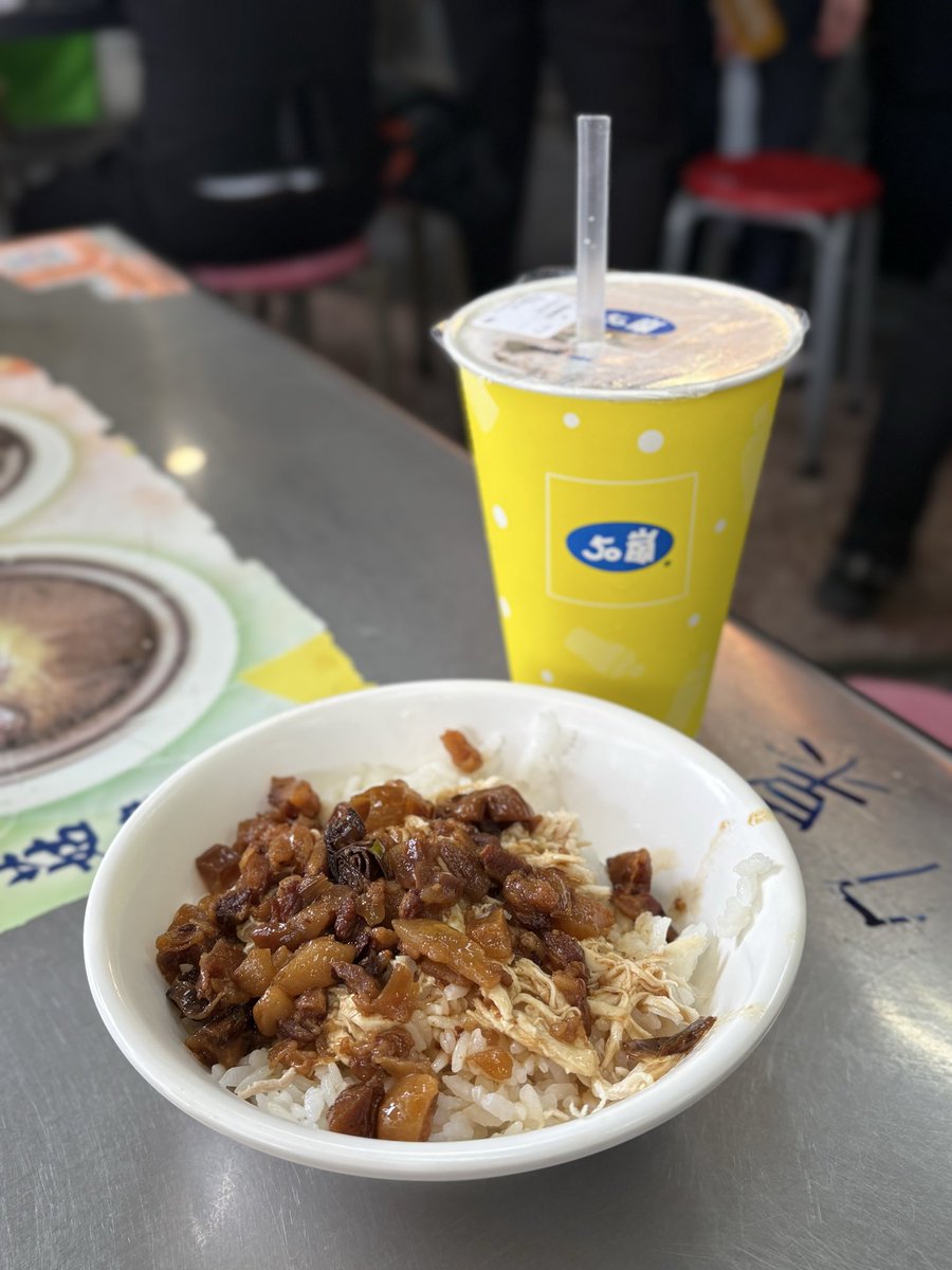 s_sa__sa's tweet photo. 台湾朝ごはん！
魯肉飯と鶏肉飯のMIX、280円。
まさにこれを食べに台湾に来てるんだよという味。 https://t.co/CLrBClga0r