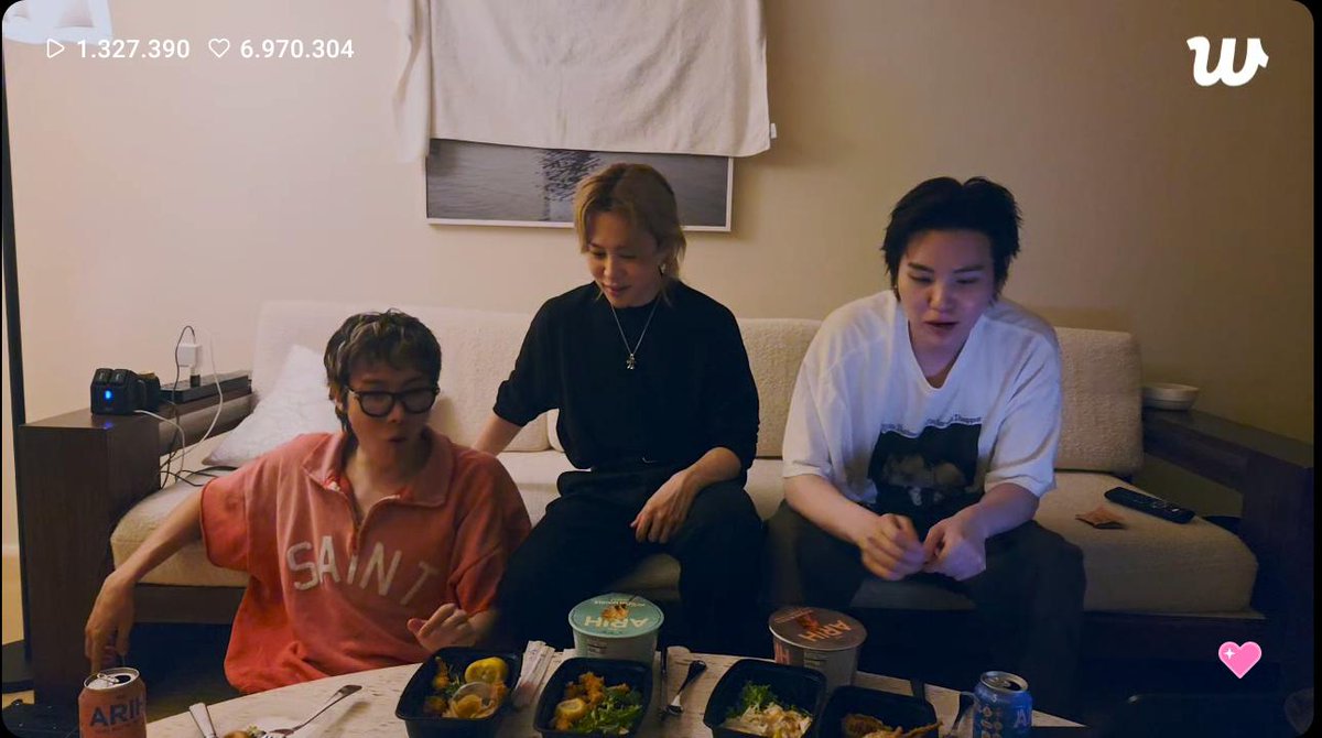 Karladeangelis1's tweet image. Jimin hoseok e suga estão tão lindos nessa live 

#jimin #suga #hoseok #jhope #yoongi 
#BTS_WORLDTOUR_ARIRANG #BTS_WORLDTOUR_ARIRANG_TAMPA #BTS