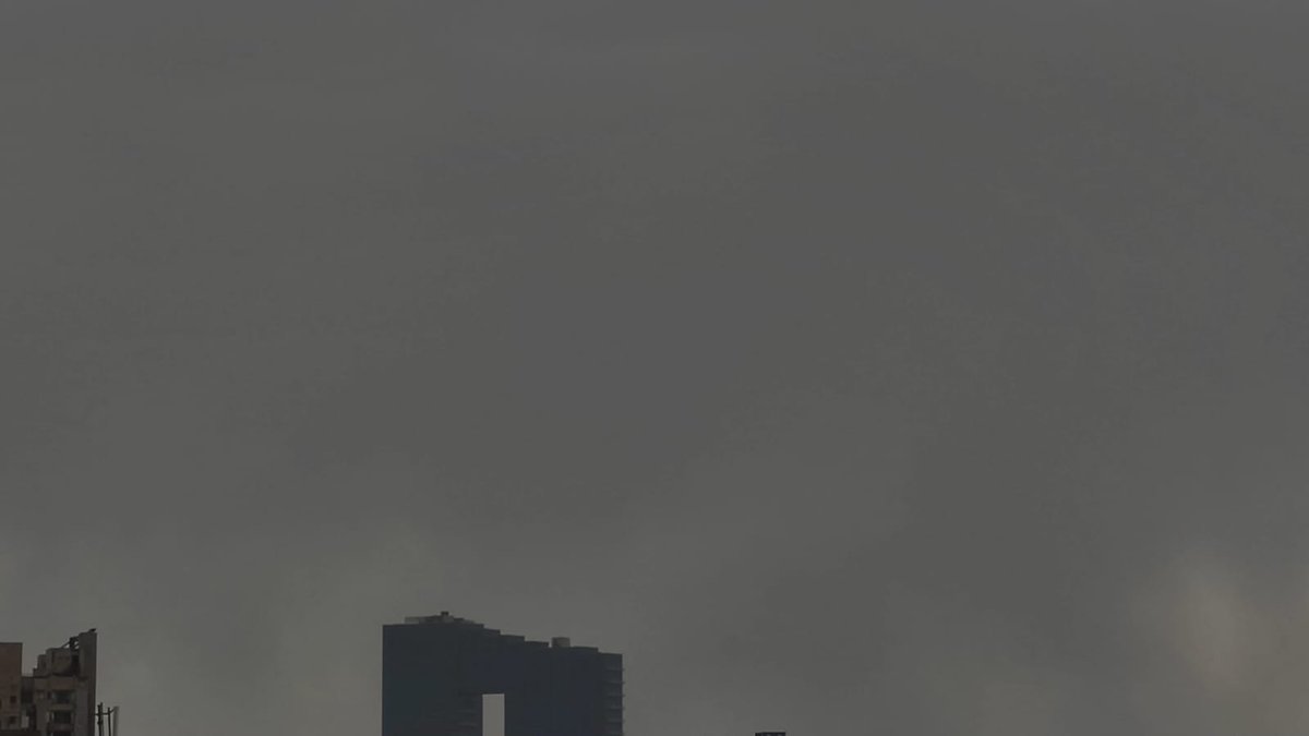 iAtulKrishan1's tweet image. Noida weather update: Morning rain &amp;amp; gusty winds after sizzling heat

#Noida: A sudden weather change this morning  strong winds, light showers &amp;amp; dark clouds over the city.
After intense heat yesterday, temperatures have dropped.
🌧️ #UPweather alert: Western disturbance likely to