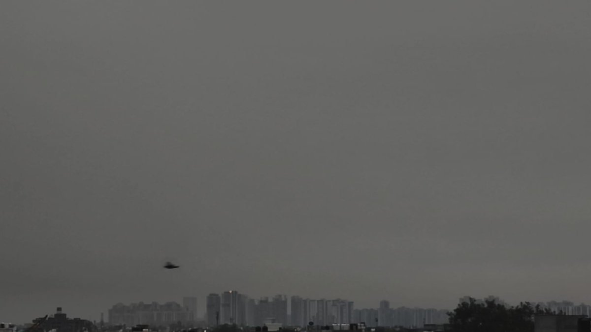 iAtulKrishan1's tweet image. Noida weather update: Morning rain &amp;amp; gusty winds after sizzling heat

#Noida: A sudden weather change this morning  strong winds, light showers &amp;amp; dark clouds over the city.
After intense heat yesterday, temperatures have dropped.
🌧️ #UPweather alert: Western disturbance likely to