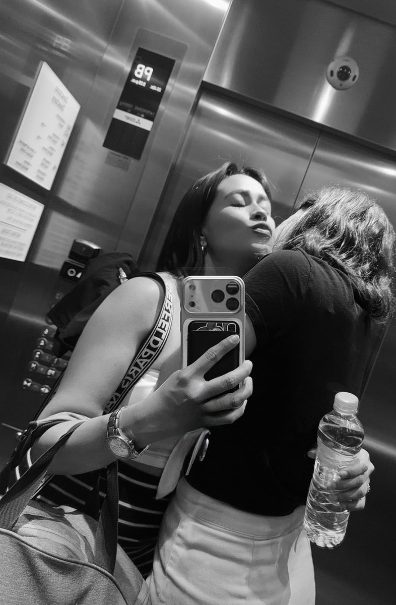 JRCC0809's tweet photo. Adivinen quien carga todas las maletas ah vea 😂♥️ https://t.co/ZKhGwu4lM0