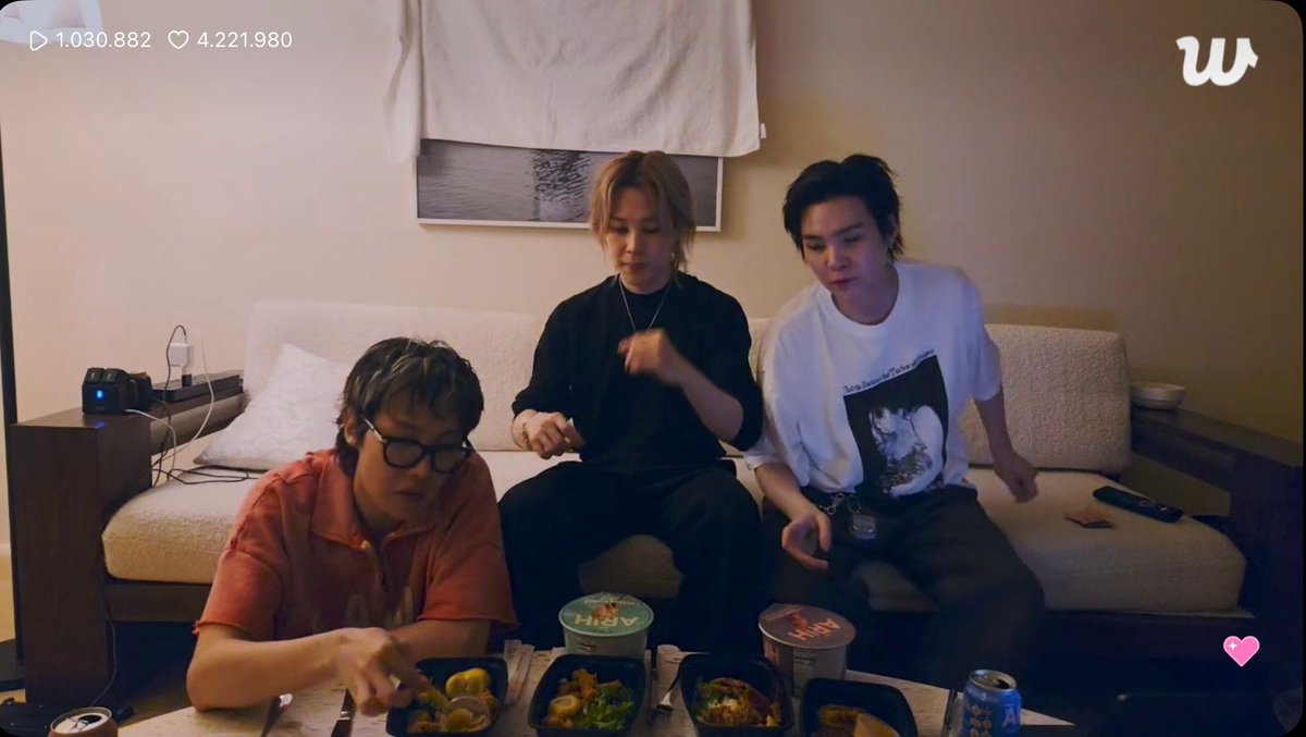 Karladeangelis1's tweet image. o quadro coberto é puro suco de BTS 🤣🤣🤣

#jimin #suga #hoseok #jhope #yoongi 
#BTS_WORLDTOUR_ARIRANG #BTS_WORLDTOUR_ARIRANG_TAMPA #BTS