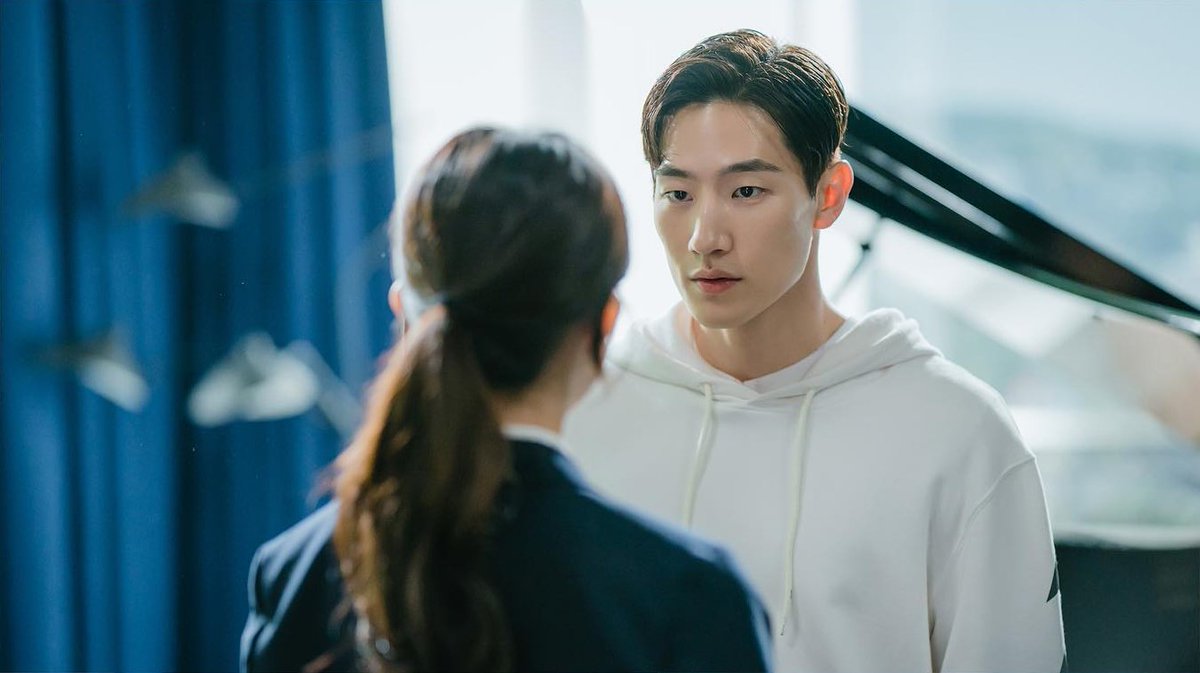 tootsyreview's tweet photo. พอได้พูดเรื่องจำนวน EP ในซีรีส์เกาหลี ขอพูดถึงเรื่องที่โกรธมาก 555+ นั่นคือ #Soundtrack2 ทำมาทั้งหมด 6 EPs เท่านั้น
ตอนนั้นผมจำได้เลยว่า ผมเข้าไปดูเพราะว่า "ผมชอบเส้นเรื่องที่เกี่ยวกับเสียงเพลง" ในเรื่องนางเอกเล่นเปียโนเป็นอาชีพ ชอบมากๆ
ที่ต้องบอกว่าโมโหคือ ถ้าเกิดเรื่องไหน "เพลงประกอบเพราะ" แบบเรื่องนี้คือเพราะเยอะมากๆ ทั้งตัวเพลงที่ใช้แบบร้อง หรือเพลงบรรเลง มันควรได้ดื่มด่ำกับบรรยากาศและเสียงเพลงครับ
แต่ปรากฏว่า มาแบบ 6 EPs ปัญหาคือ เรายังไปไม่สุดกับเพลง กับเส้นเรื่อง แต่ตัดจบแล้ว ปึ้ง!
เศร้ามาก สั้นเกินไป รับไม่ได้ ขอยาวกว่านี้
***นายกมิน จากเรื่องนี้หล่อเท่มากเช่นกัน เป็นพระเอกเต็มตัว!