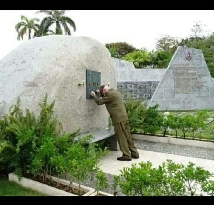 William52206547's tweet photo. #CubaEstáFirme 
Ésta imagen reafirma el compromiso de todo revolucionario. Ejemplo de fidelidad al Invicto Comandante en Jefe Fidel Castro Ruz. https://t.co/fFRDztEoj3