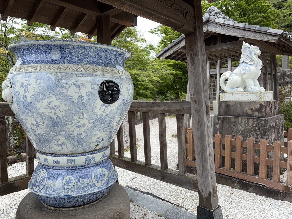 陶山神社／ 鳥居も狛犬も陶器。陶器の御守りとお札もある。