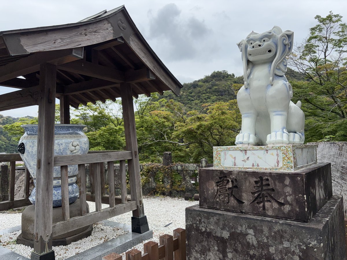 陶山神社／ 鳥居も狛犬も陶器。陶器の御守りとお札もある。