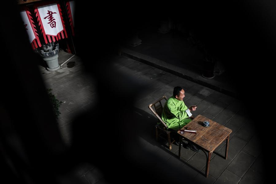 ChinaInPerson's tweet photo. Gou Huan (苟欢) is a 5th-generation inheritor of the intangible cultural #heritage of traditional #Chinese storytelling. Gou works in Zhaohua ancient town (昭化古城), delivering #storytelling performances and helping to keep this ancient #art alive. https://t.co/FIWYztFIgV