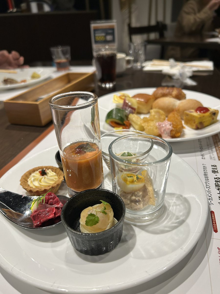 bluemoon9981's tweet photo. 【初任給で母にランチ、実現✨️】
4月から作業療法士として働き出したムスメにホテルランチをゴチになっています。
奇しくも、今日は発症から9年9ヶ月目。
こんなに波乱万丈な母の所へやって来てくれてありがとう！ひとり立ちが感慨深い。
いいねやRPでムスメの門出を褒めてやってください！ https://t.co/FR66n8ahJp