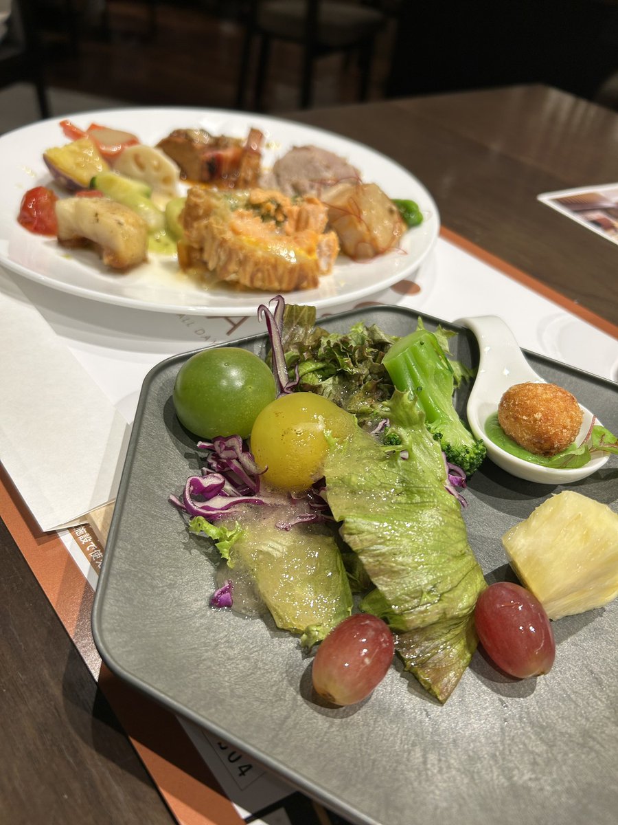 bluemoon9981's tweet photo. 【初任給で母にランチ、実現✨️】
4月から作業療法士として働き出したムスメにホテルランチをゴチになっています。
奇しくも、今日は発症から9年9ヶ月目。
こんなに波乱万丈な母の所へやって来てくれてありがとう！ひとり立ちが感慨深い。
いいねやRPでムスメの門出を褒めてやってください！ https://t.co/FR66n8ahJp