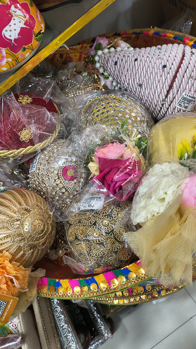 今日も今日とてお土産用の品買い出し。ここは結婚式用品店。全部手作りなんですって！インド刺繍リボン流行ってるけれど、あれは結婚式のゲストにかけてあげる飾りに使うとのこと。
アチアチすぎてリキシャーにとりあえず乗ったら、相場の３倍取られました💦乗る前に価格聞いておけば良かった🪬