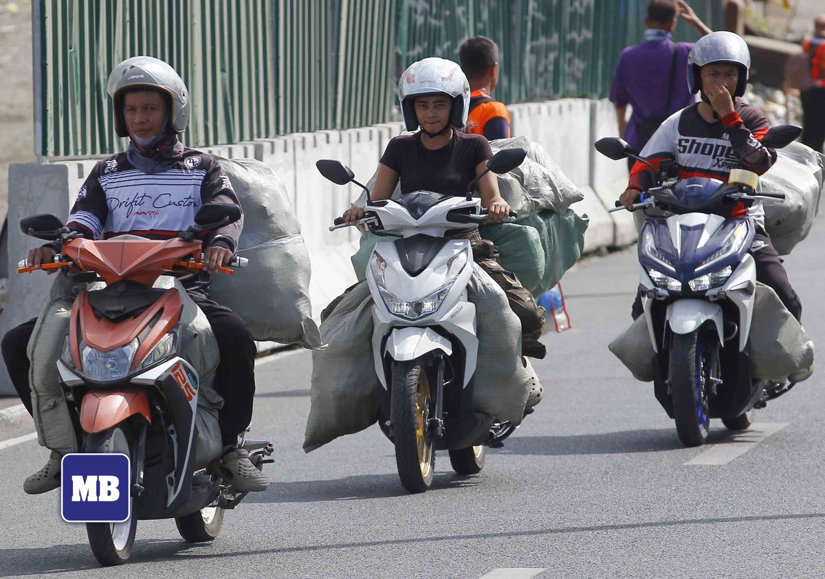 Pinoy Delivery Riders LOOK: Delivery riders are seen travelling with a full load of parcels ...