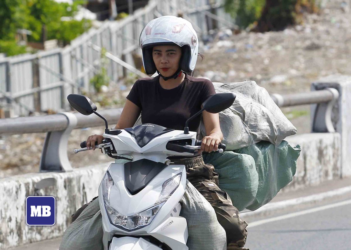 Pinoy Delivery Riders LOOK: Delivery riders are seen travelling with a full load of parcels ...