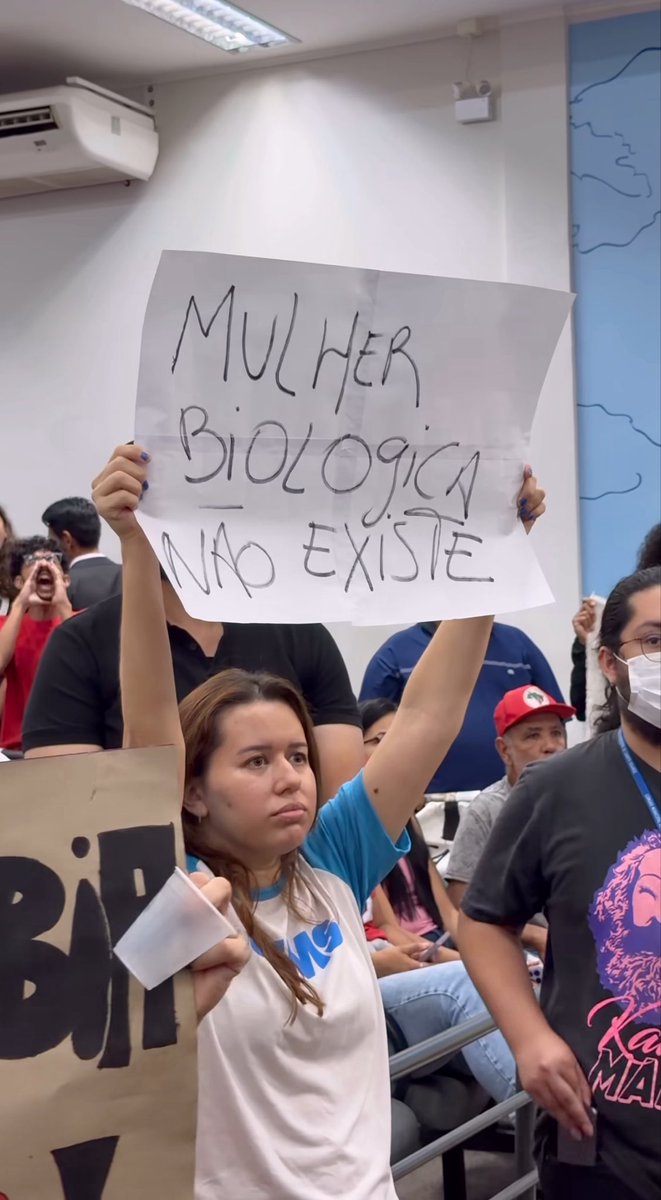 Imaginem o sentimento de desgosto e decepção da mãe em  ver que a filha ( o ) que ela carregou 9 meses no ventre se tornou uma Abominação ! Isso aconteceu lá em Campo Grande MS , para apoiar Homens com 🐤 a usaram o banheiro das meninas, adolescentes, moças, senhoras e idosas .