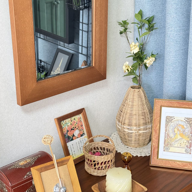 インテリア仏壇「鏡壇ミラリエ」「鏡壇ミロワ」に今日（4/29）の誕生花の「クチナシ（梔子）」 を飾ってみました。
#クチナシ
#梔子
#ミラリエ
#ミロワ
#グレイスプレイス
#花のある暮らし
#仏壇
#SGI仏壇
#創価学会仏壇
#壁掛仏壇
#インテリア仏壇
#ミラー仏壇