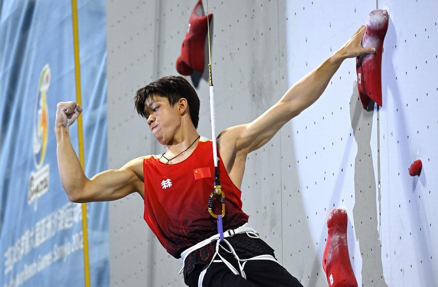 ChinaInPerson's tweet photo. Zhao Yicheng (赵一程), just 16 years of age, is a champion #Chinese rock climber. At the 6th #Asian #Beach Games in #Sanya, south #China's #Hainan, he just shattered the world record in men's speed #climbing with a blistering time of 4.58 seconds, claiming the gold medal to boot! https://t.co/GPfU7msQOb