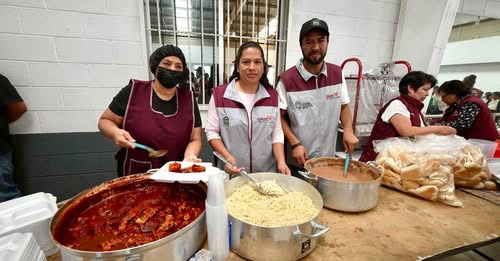 Reflexion24Info's tweet image. “Es un acto de justicia social”, afirmó el alcalde Raciel Pérez Cruz al abrir una Cocina del #bienestar en San Buenaventura.
🍽️ Comedor comunitario con alimentos nutritivos a bajo costo y participación de mujeres de la #comunidad
🔗 reflexion24informativo.com.mx/tlalnepantla-c…
#reflexion24informativo