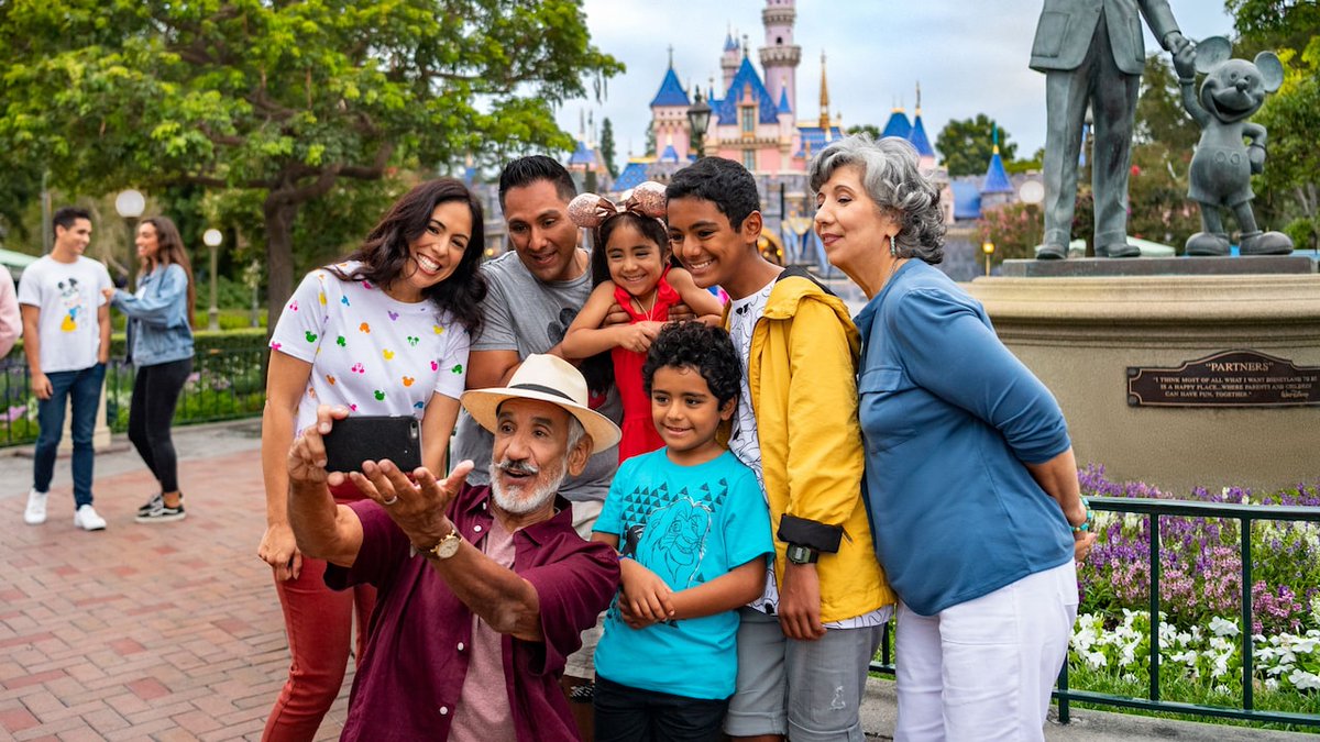 mexicotimes's tweet image. #Now
Trump. Which Trump? #Mexico defies downturn in travel to #US due to the Super Peso vs the weak Dollar, ease of access &amp;amp; significant reduction of Canadian visitors. While other arrivals to US fell, Mexico’s surged, making it the top source, by far, of visitors to US in 2025.