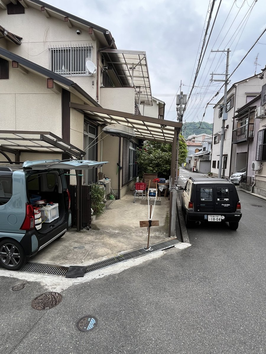 GW初日はパンダリーノに向けて駐車ライン作り。ソロワークなので完璧なシステムを構築してから作業開始！今年は会場も広くなったので総延長1813mです。実家駐車場で作業なのでご近所さんの目が若干気になります(^_^;)
#パンダリーノ #pandarino #フィアットパンダ #fiatpanda #イベント準備