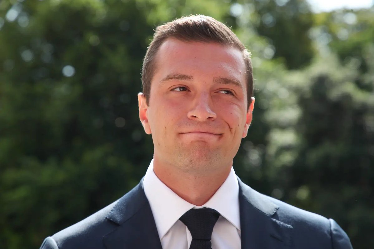 L_ThinkTank's tweet image. [ 🇫🇷 FRANCE | 🇪🇺 EUROPE | 🇩🇪 ALLEMAGNE ]

🔸 Jordan Bardella promet qu’en cas de victoire, son premier déplacement sera à Bruxelles pour affronter la Commission européenne, qu’il accuse de favoriser excessivement les intérêts allemands au détriment de la France, tout en affirmant
