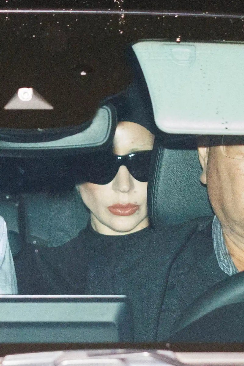 RDTLadyGaga's tweet photo. Há exatamente 1 ano, Lady Gaga desembarcava ao Brasil para fazer o maior show de sua carreira na praia de Copacabana. 🇧🇷 https://t.co/QQM5Qcz3FT