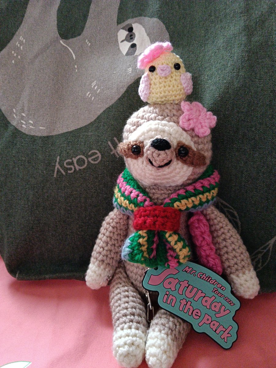 mayanococoa's tweet image. 20年前くらいに高森共子さんのあみぐるみがきっかけでかぎ針編みにはまってた時が…それが再燃中。眠らせてた毛糸を使ってYT見ながら編んでます。編んでると無になれるからか心の癒やし効果も*˘◡˘*

『前世はきっと呑気なナマケモノじゃないかな？』

#Saturday
#MrChildren
#ナマケモノ
#あみぐるみ