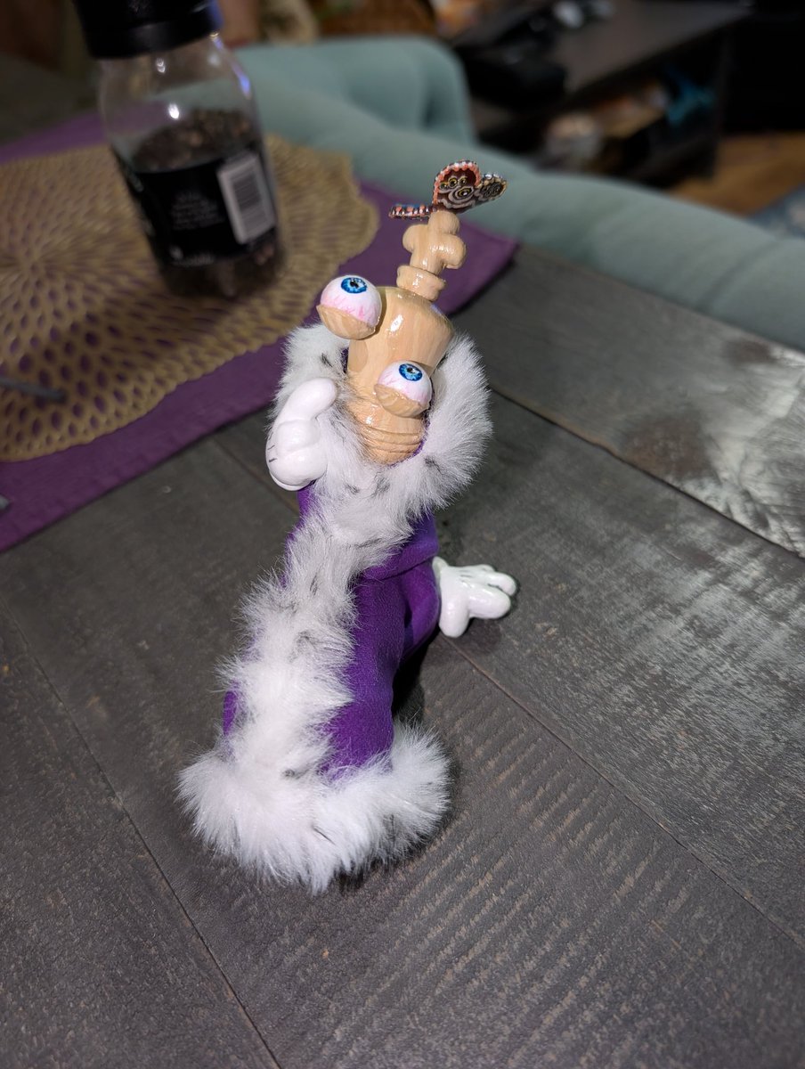 JeNeSaisJordan's tweet photo. I was inspired by @mothmaeda 's Kinger(s) and really wanted to make myself a Kinger who could sit on my shoulder for renaissance faires and conventions! WIPs below! https://t.co/PD158HmNn4