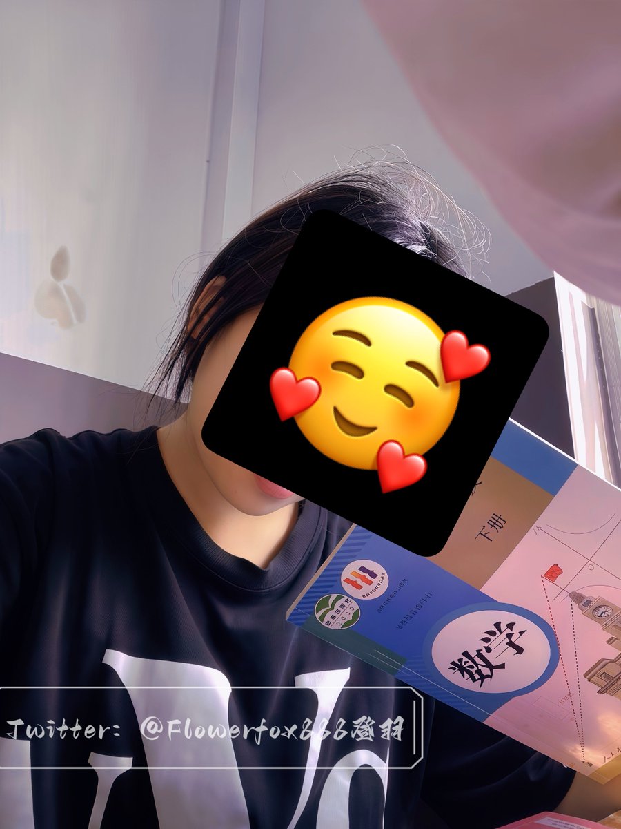 Flowerfox888's tweet photo. 教室露出成功✅ 今天没穿文胸坐了整节课，湿得一塌糊涂😭💦 谁来夸夸我？
上课时偷偷露出，😂 刺激翻倍！ 

@luchu888 
@luchu777 

#教室露出 #教室 #人前露出 https://t.co/bcbWQNGTyk