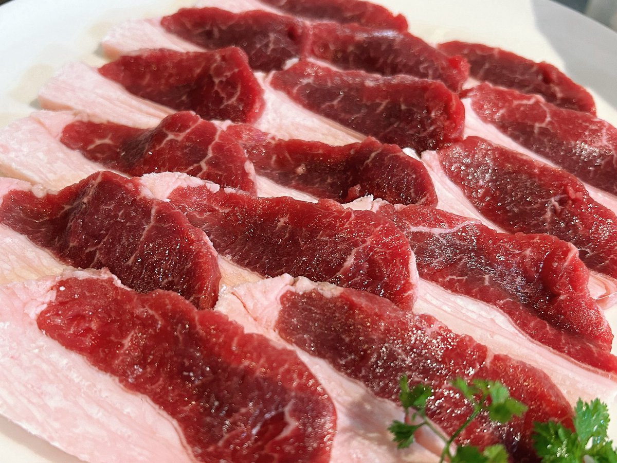 balFUJIYAMA's tweet image. こんにちは😃
今日は祝日㊗️
GWスタートって方もいるのでは？？
このGWジンギスカンを楽しみませんか？

今日もラムタン入荷中‼️数量限定です！
詳しくはスタッフまで🐏

本日も新鮮で美味しいお肉用意してお待ちしてます！！