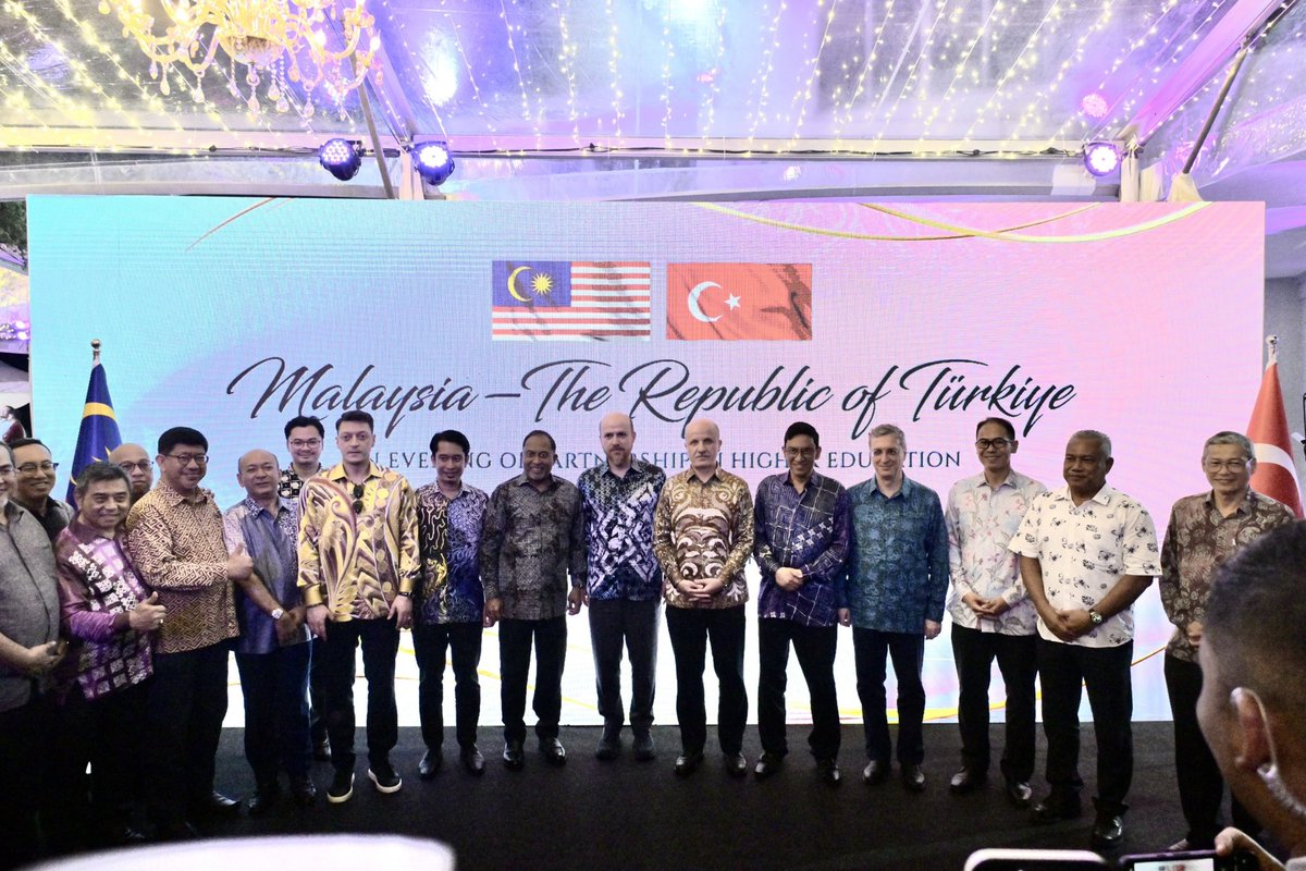 MOHEOfficial's tweet photo. USM HOS MALAM RESEPSI MALAYSIA-TÜRKIYE, WARNA WARNI BUDAYA DAN GASTRONOMI TEMPATAN JADI MEDIUM DIPLOMASI

Baca lanjut: https://t.co/YxWA7CVs0i

@ZambryOfficial @AdamAdli 

#RancakkanMADANI
#MADANIbekerja
#MalaysiaMADANI https://t.co/f9xfJ25Z4Z