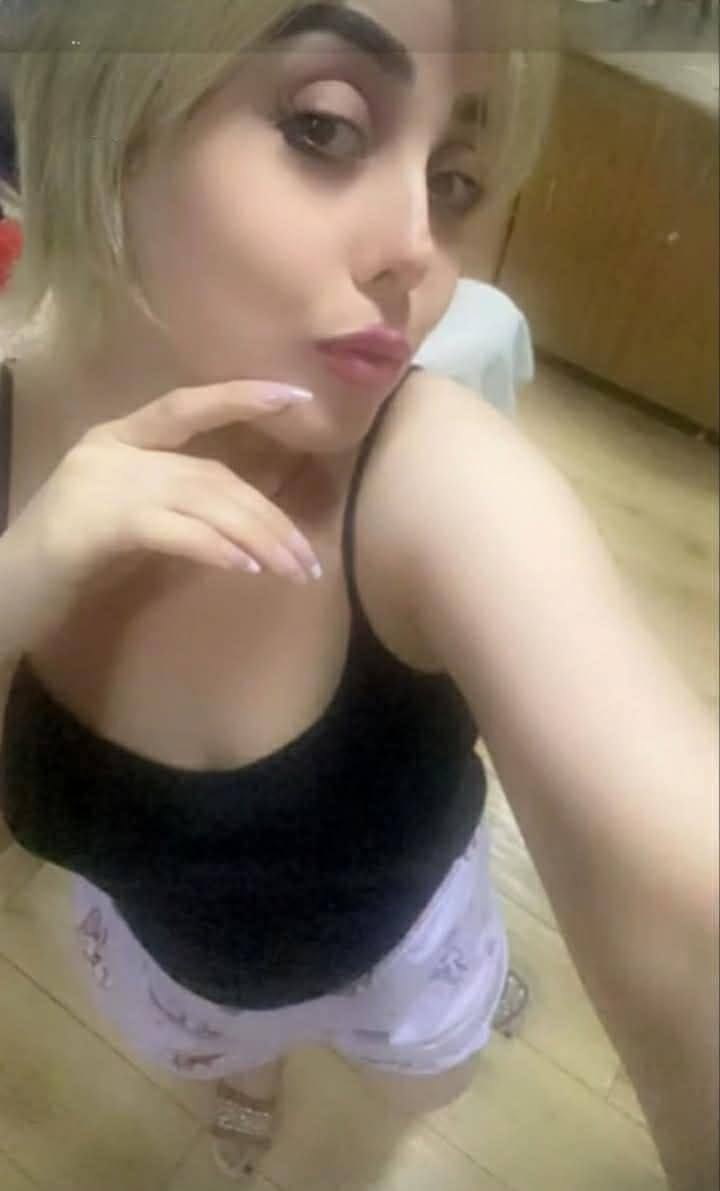 SamiraSula68273's tweet image. صاحبة مقولة : قنصت اكتر من 11 شخص طلعت عايشة.
الإسم: ريم محمود ابراهيم من ريف طرطوس  الدريكيش.
في عام 2014 تطوعت بكتيبة المغاوير النسائية التابعة للفرقة الرابعة وكان عمرها 19 سنة،

انشهرت بفيديو لـ وكالة فرنس بريس ب 2015 وهية عمتتفاخر وتقول انها كانت تقنص كل يوم لا يقل عن 10