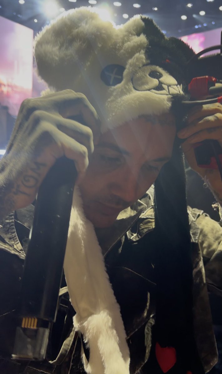 narryniamziall_'s tweet image. OLIVER SYKES GRABBED MY HAT IN TORONTO AND BRING ME THE HORIZON JUST ROCKED MY WORLD. #BMTH #ASCENSION
