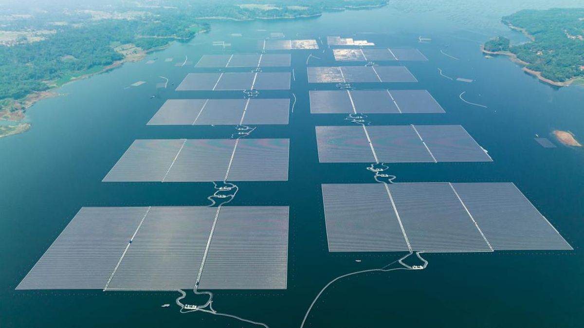 UnthinkableBld's tweet image. Indonesia is advancing renewables with the Cirata Floating Solar Power Plant (192 MWp) in West Java.
It powers ~50,000 homes, cuts ~214,000 tons CO₂/year, and can expand to 1,000 MWp supporting net-zero by 2060.

#RenewableEnergy #SolarPower