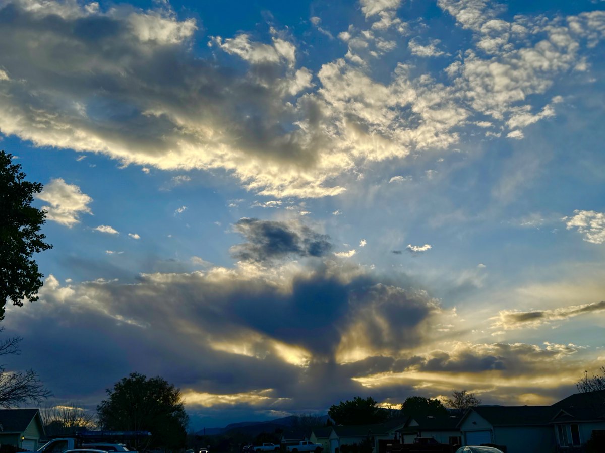 jonimarielew's tweet image. #sunset #desert #Nevada #sky #clouds